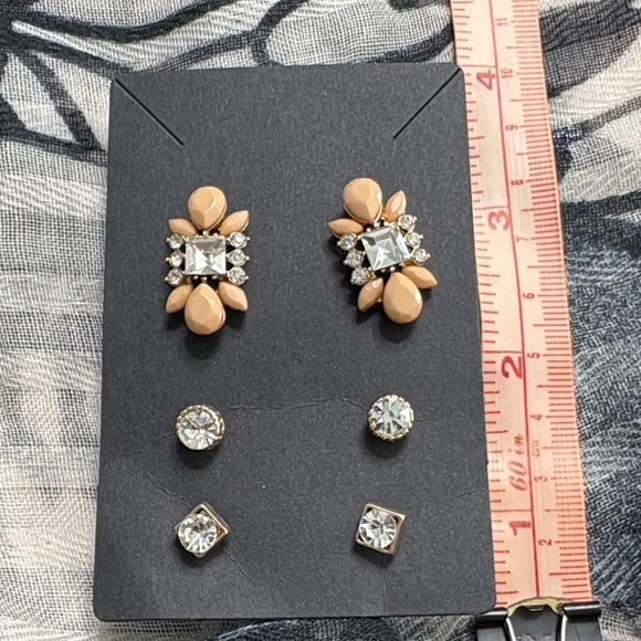Jewelry - 🖤Beige and Crystal Stud Earring Set 🖤